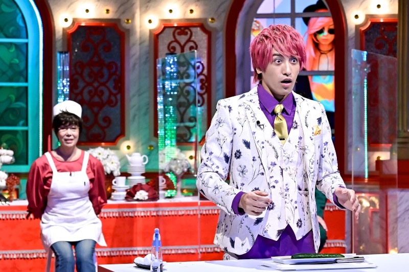 EXIT兼近と平野レミ（後方）。(c)TBS