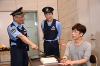 フットボールアワー後藤（右）が「大喜利警察」に職務質問されるワンシーン。(c)フジテレビ