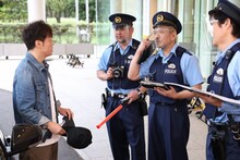 陣内智則（左）が「大喜利警察」に職務質問されるワンシーン。(c)フジテレビ
