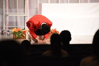 「まずはつむじをご覧いただく」と頭頂部を見せるもう中学生。