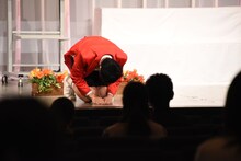 「まずはつむじをご覧いただく」と頭頂部を見せるもう中学生。