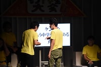 「ケンカをもう中学生が止める斉唱」の前に打ち合わせするしずる。