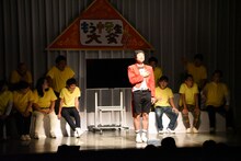 カセットテープに録音した
「僕の家のお湯を溜めるときの音」を会場に響かせるもう中学生。