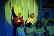 換気タイム中、お月見してもらおうとお月さんになるもう中学生。