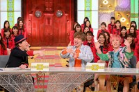 「中居正広の金曜日のスマイルたちへ」に出演するMCの中居正広（手前左）とゲストのEXIT。(c)TBS