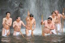 滝に打たれる（左から）霜降り明星、ミキ、EXIT。(c)TBS