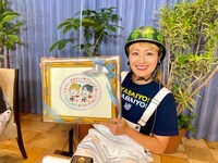 結婚祝いに番組から「“おめでたすぎてヤバイよヤバイよ”木版画」を贈られた丸山桂里奈。