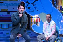 「テレビ千鳥」で「香水」を歌う千鳥ノブ（左）。後方は千鳥・大悟。(c)テレビ朝日