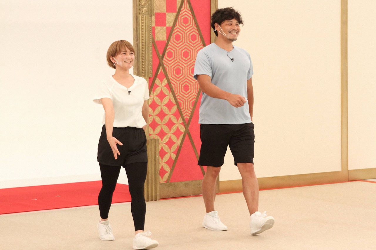 「ネタパレ」で競技エアロビックに挑む（左から）ラランド・サーヤ、アルコ＆ピース平子。(c)フジテレビ
