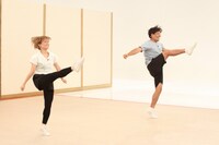 競技エアロビックに挑む（左から）ラランド・サーヤ、アルコ＆ピース平子。(c)フジテレビ