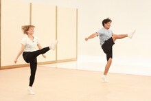 競技エアロビックに挑む（左から）ラランド・サーヤ、アルコ＆ピース平子。(c)フジテレビ