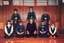 高校時代、剣道部に所属していたかまいたち山内（後列左端）。