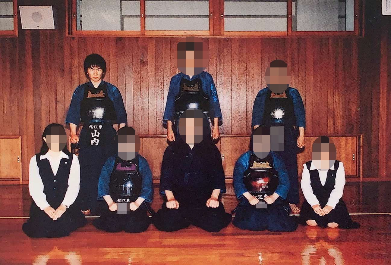 高校時代、剣道部に所属していたかまいたち山内（後列左端）。