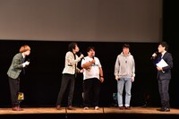 南海キャンディーズ山里（右端）に自身の番組「真空ジェシカのラジオ父ちゃん」への出演を直談判する真空ジェシカ（左）。