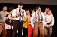 優勝が決まる前に「人のミスを笑うな！」とステージ上で吠えていたオズワルド伊藤（手前右）。