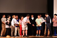 南海キャンディーズ山里を「神」と崇めるラランド・ニシダ（中央）。