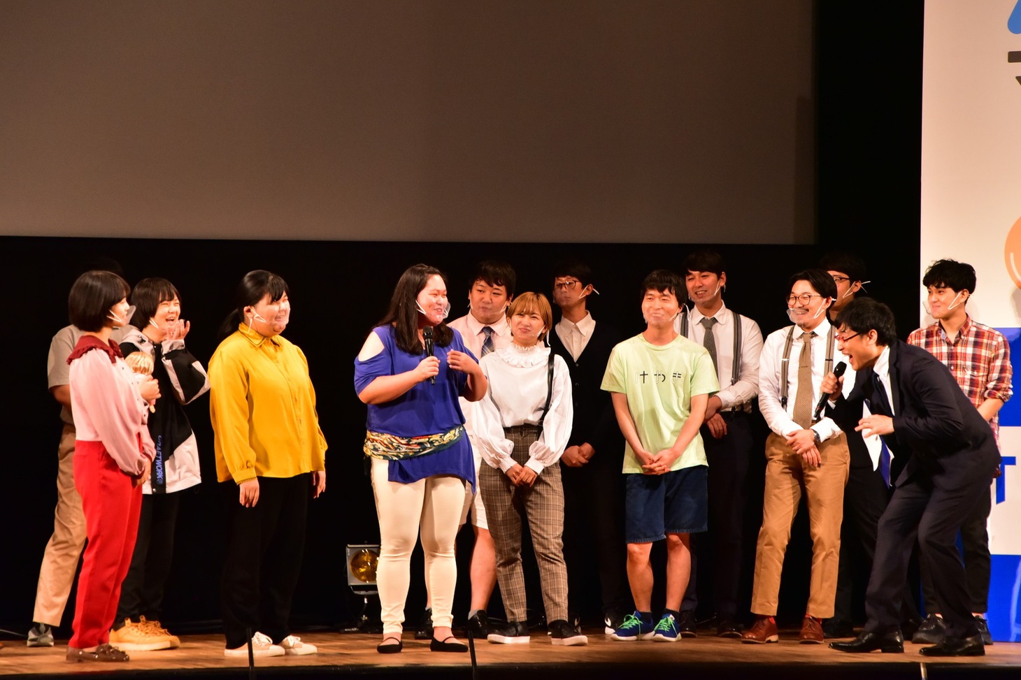 8年の芸歴で最高の「まぁね～」が出たという、ぼる塾・田辺（手前左から3人目）。
