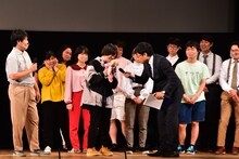 “3人目の蛙亭”を紹介する蛙亭・岩倉（中央）。