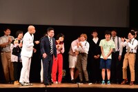 ネタ中に歯が抜けたエピソードで笑いを誘う錦鯉・長谷川（手前左）。