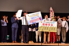 オズワルド（中央）