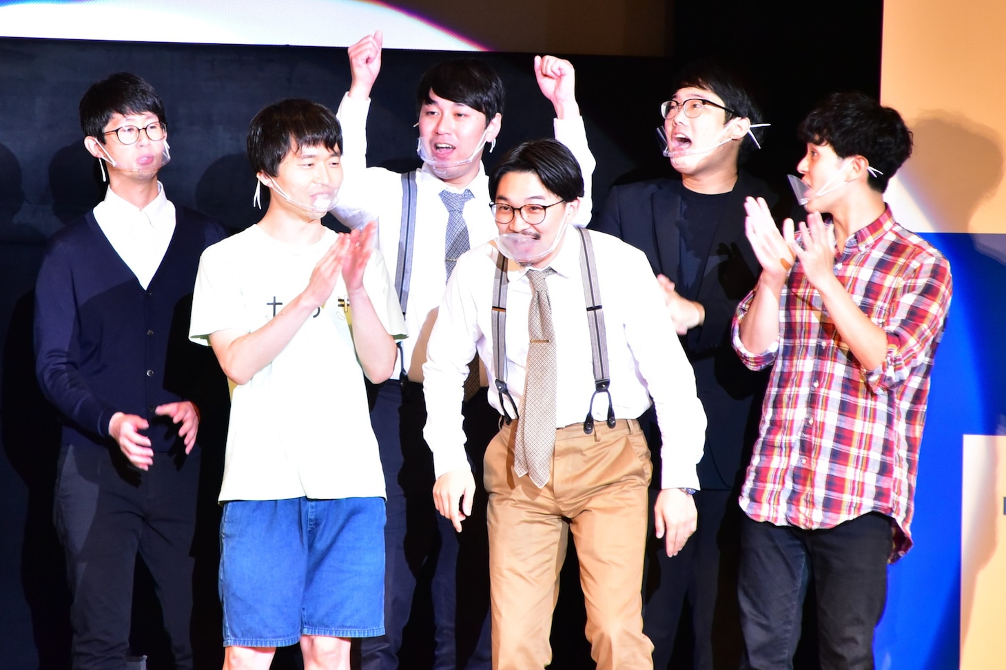 「マイナビLaughter Night 第6回チャンピオンLIVE」でオズワルド（中央）の優勝が発表された瞬間。左がカラタチ、右がファイヤーサンダー。