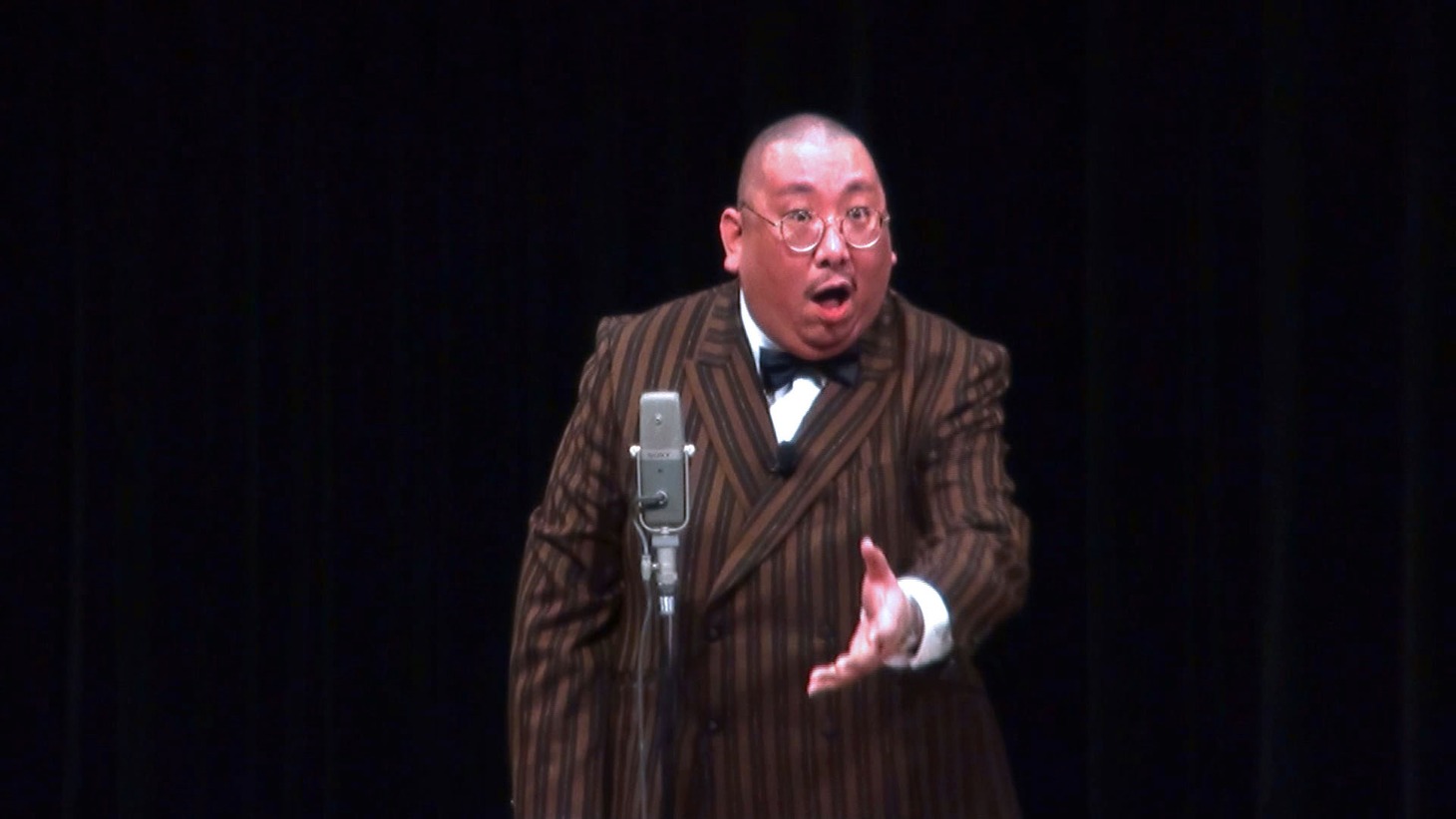 「街裏ぴんくの漫談ショー2020『コリズニヤッテル』」東京公演の様子。