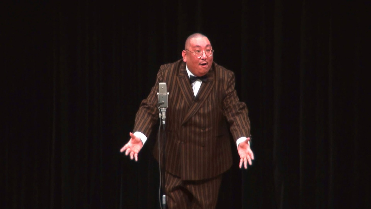 「街裏ぴんくの漫談ショー2020『コリズニヤッテル』」東京公演の様子。