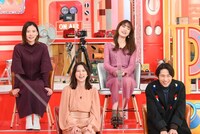 （前列左から）河北麻友子、三宅健、（後列左から）朝日奈央、高橋ひかる。(c)TBS