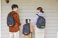 娘役のモデル（中央）とバックバックを着用する藤井隆（左）、乙葉（右）。