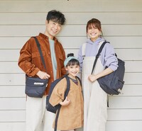 娘役のモデル（中央）とバッグを着用する藤井隆（左）、乙葉（右）。