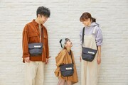 娘役のモデル（中央）とショルダーバッグを着用する藤井隆（左）、乙葉（右）。