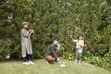 ムック本でモデルを務めた藤井隆ら。