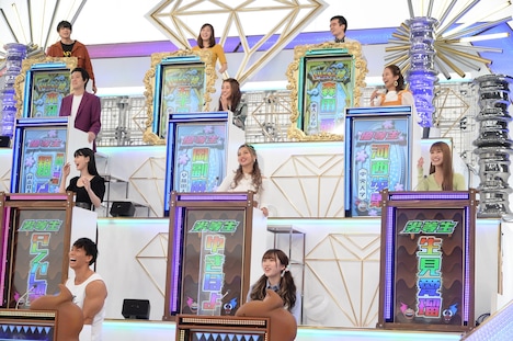 新たなスタジオセットでクイズに挑む解答者の「トリニクダイヤモンド」たち。(c)ABCテレビ