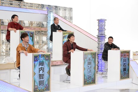 プレゼンターの（前列左から）陣内、千原ジュニア、市川右團次と、タカアンドトシ（後列）。(c)ABCテレビ