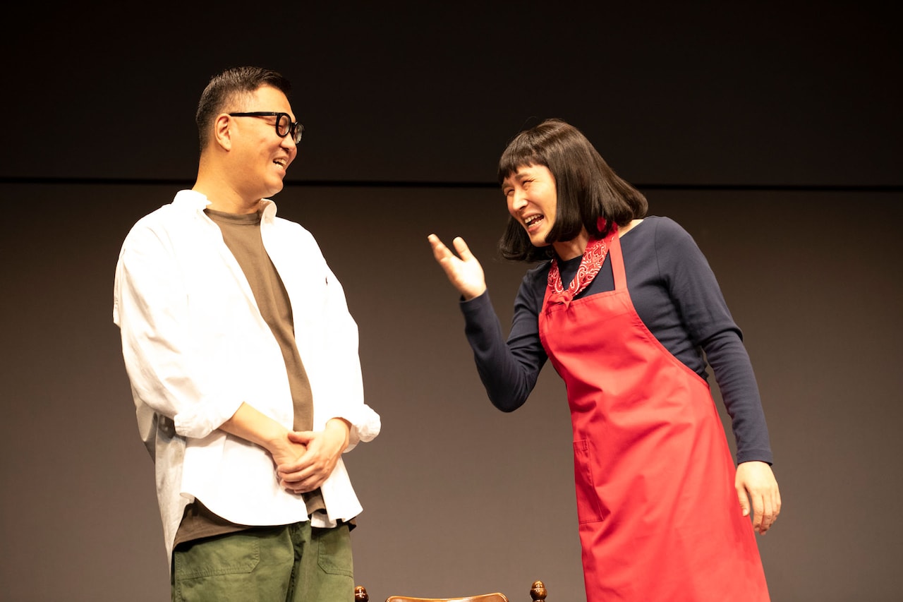 「シソンヌライブ[neuf]」より、コント「お店」のワンシーン。（写真提供：吉本興業）