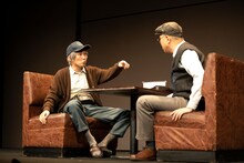 「シソンヌライブ[neuf]」より、コント「老後」のワンシーン。（写真提供：吉本興業）