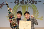 「第9回関西演芸しゃべくり話芸大賞」で優勝したラフ次元。左から梅村、空。