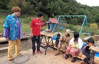 “徳島どうぶつ大家族”のもとを訪れるEXIT。(c)フジテレビ