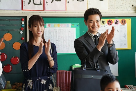 （左から）深田恭子、瀬戸康史。(c)フジテレビ