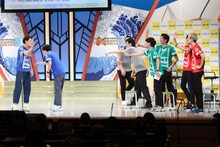 「さや香・ラニーノーズ・ネイビーズアフロのバツウケテイナーR～漫才で笑かした後キュンキュンさせちゃうぞSP～」より。(c)SUN-TV／吉本興業