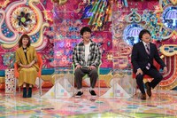 「ついついダラしなくなっちゃう芸人」MC横ゲストの（左から）山本舞香、麒麟・川島とMCの蛍原徹。(c)テレビ朝日