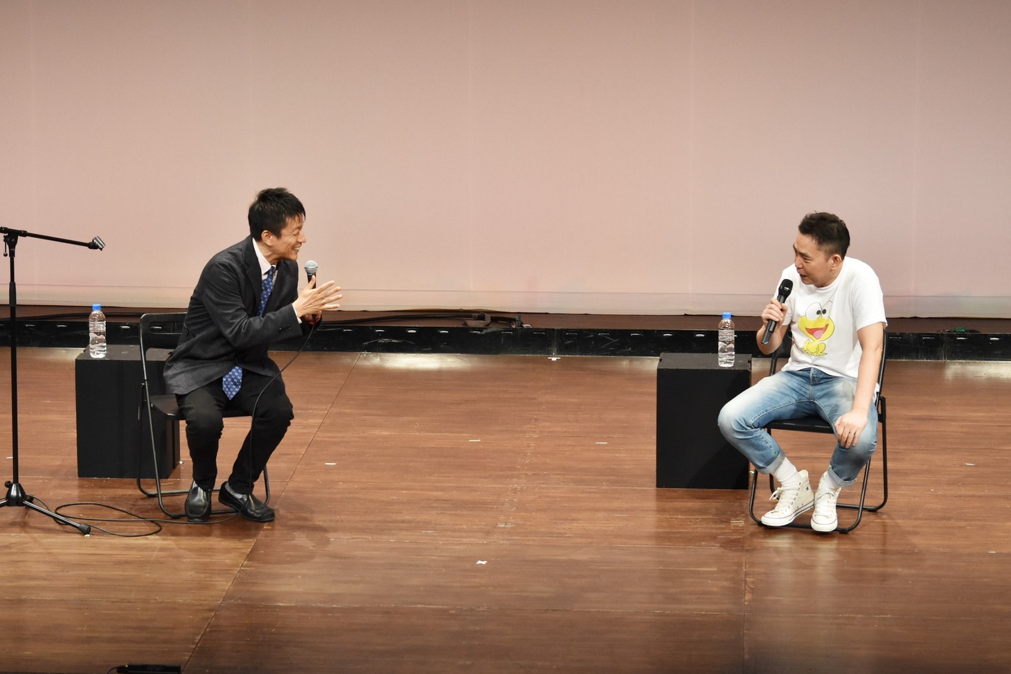 （左から）山田雅人、爆笑問題・太田。