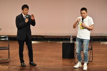 生配信ライブ「山田雅人かたりの世界『爆笑問題・太田光物語』」に出演した（左から）山田雅人、爆笑問題・太田。
