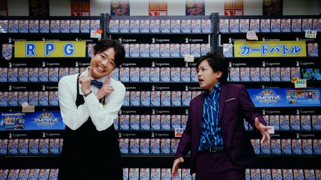 「ゲームショップ」編に出演する、ぺこぱ。