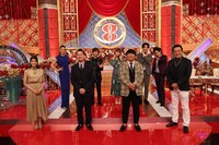 「FNSドラマ対抗 お宝映像アワード」に出演する（前列左から）永島優美アナ、バナナマン、高橋英樹、（後列左から）アンミカ、河合郁人（A.B.C-Z）、生見愛瑠、ぺこぱ。(c)フジテレビ