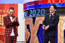 「ytv漫才新人賞選考会」総合MCの千鳥。