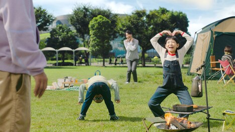 ぺこぱが出演するチキンラーメンの新CM「ワイルドチキンラーメン篇」より。