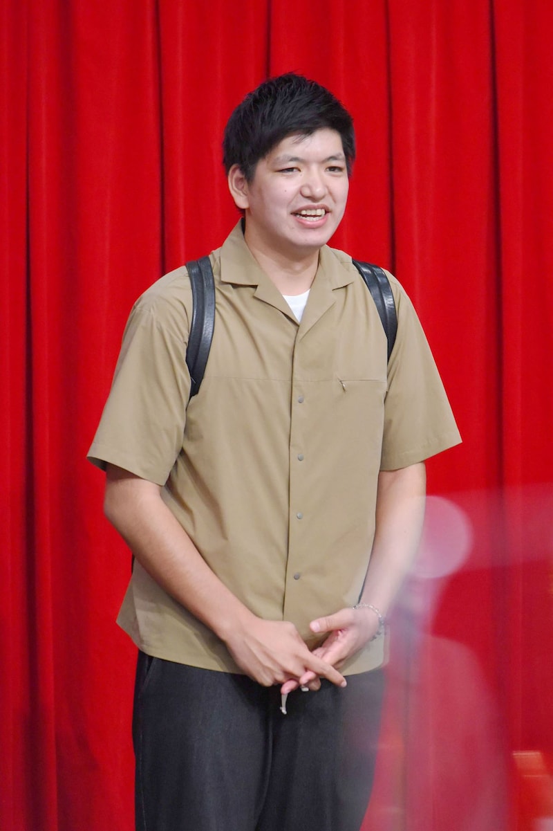 スタジオに慌てて登場するからし蓮根・伊織。