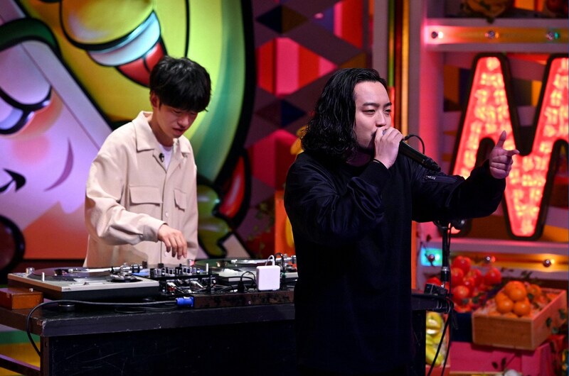 「バナナサンド」にゲスト出演するCreepy Nuts。(c)TBS