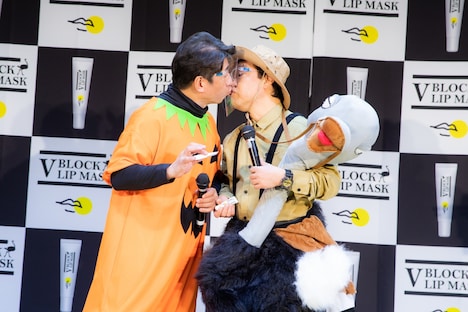 フェイスシールド越しにキスをするダチョウ倶楽部の（左から）ジモンと上島。